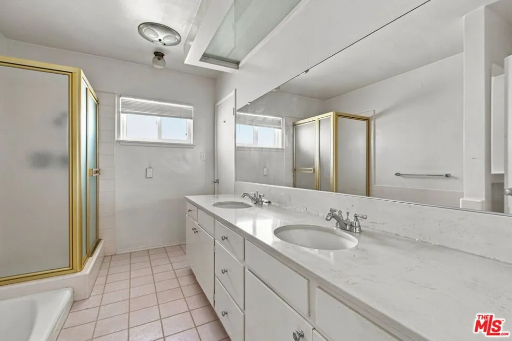 5452 W 57th Street Los Angeles, CA 90056