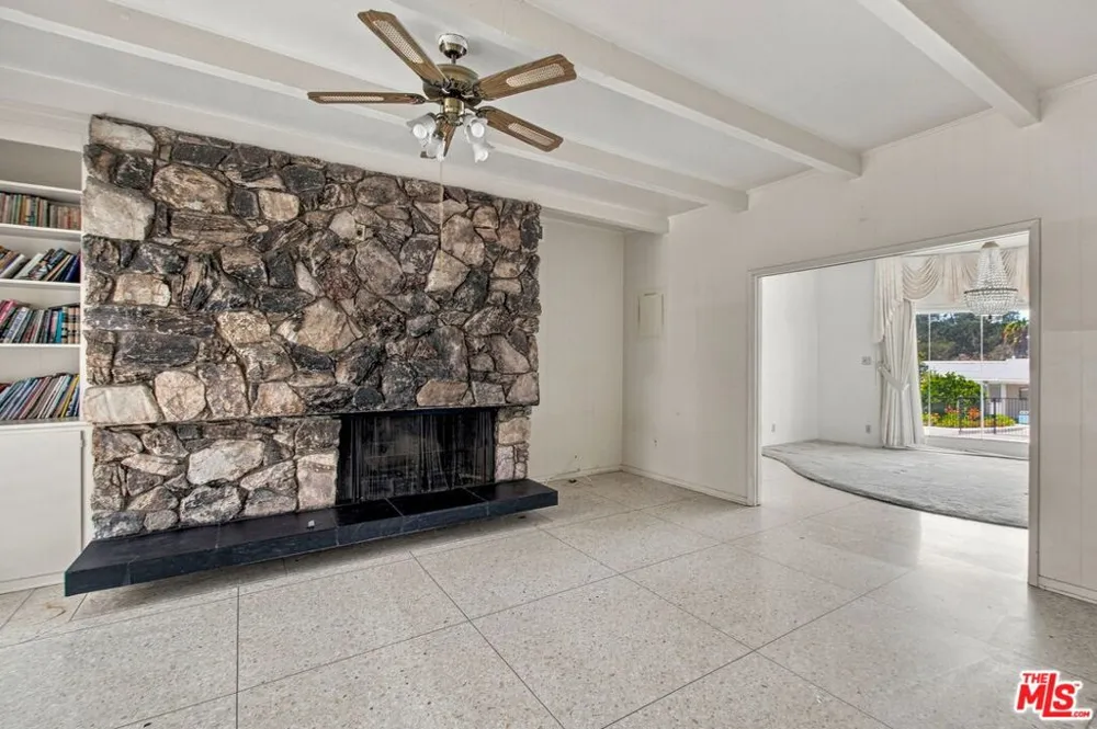 5452 W 57th Street Los Angeles, CA 90056