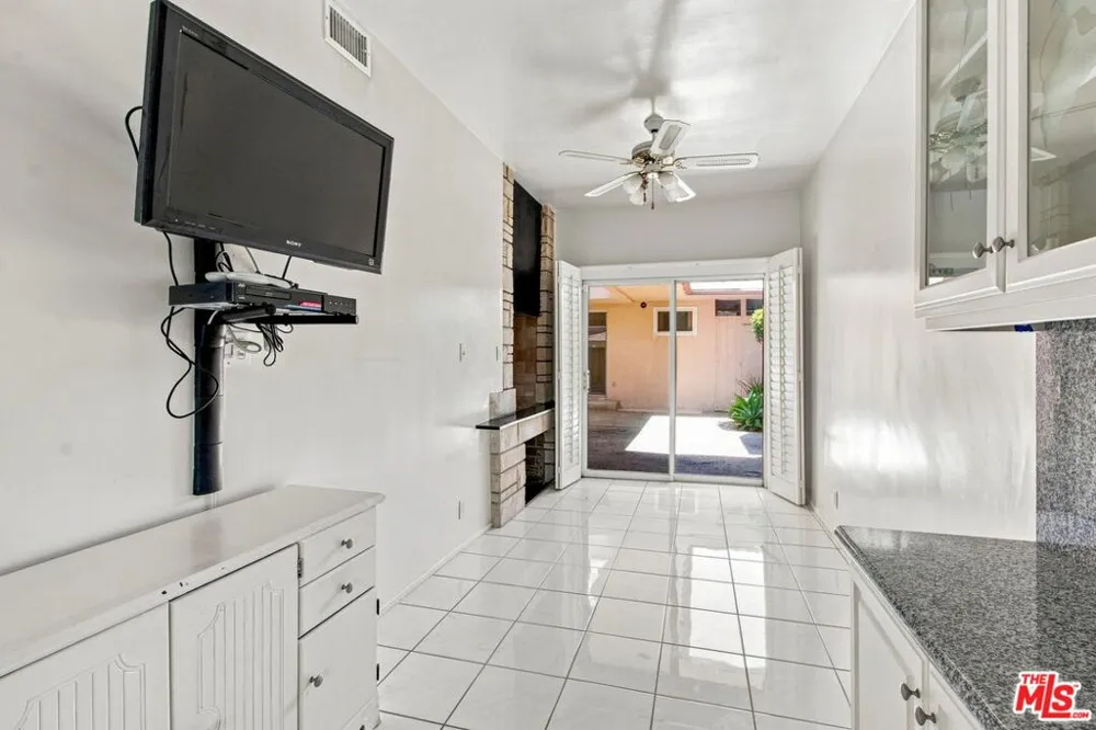5452 W 57th Street Los Angeles, CA 90056