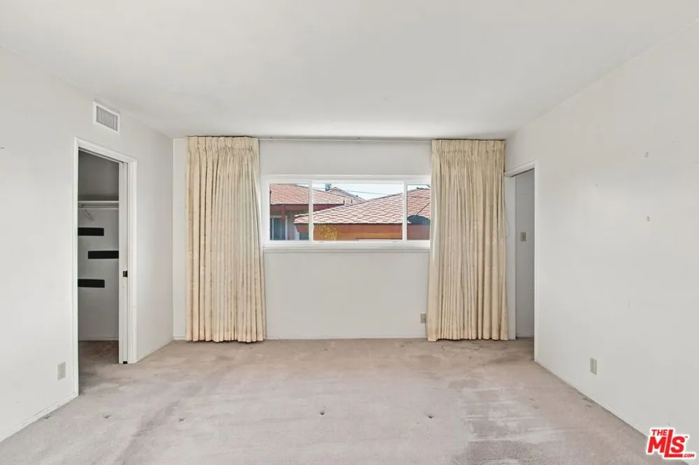 5452 W 57th Street Los Angeles, CA 90056