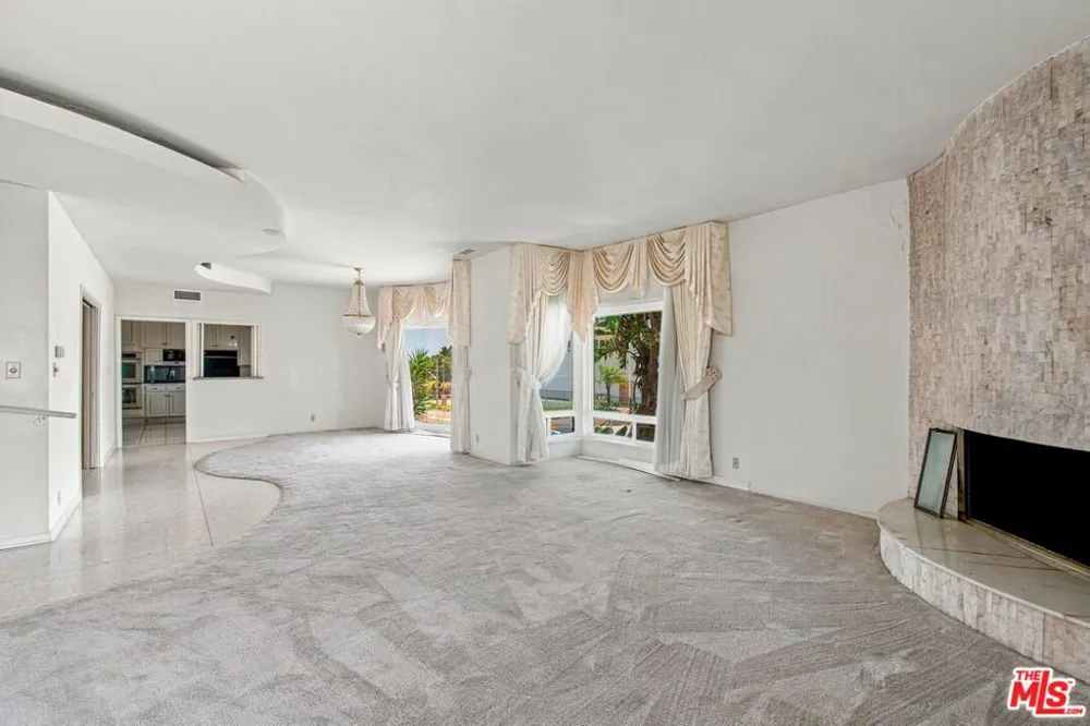 5452 W 57th Street Los Angeles, CA 90056