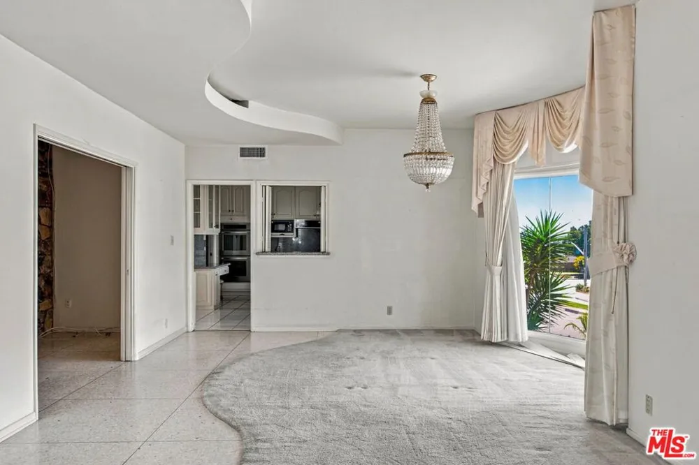 5452 W 57th Street Los Angeles, CA 90056