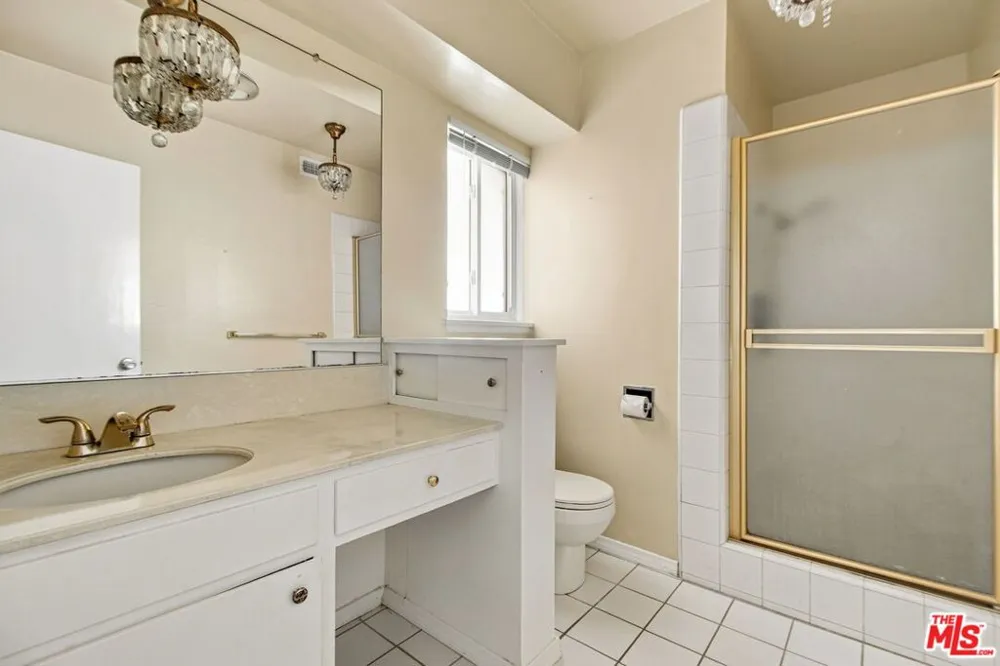 5452 W 57th Street Los Angeles, CA 90056