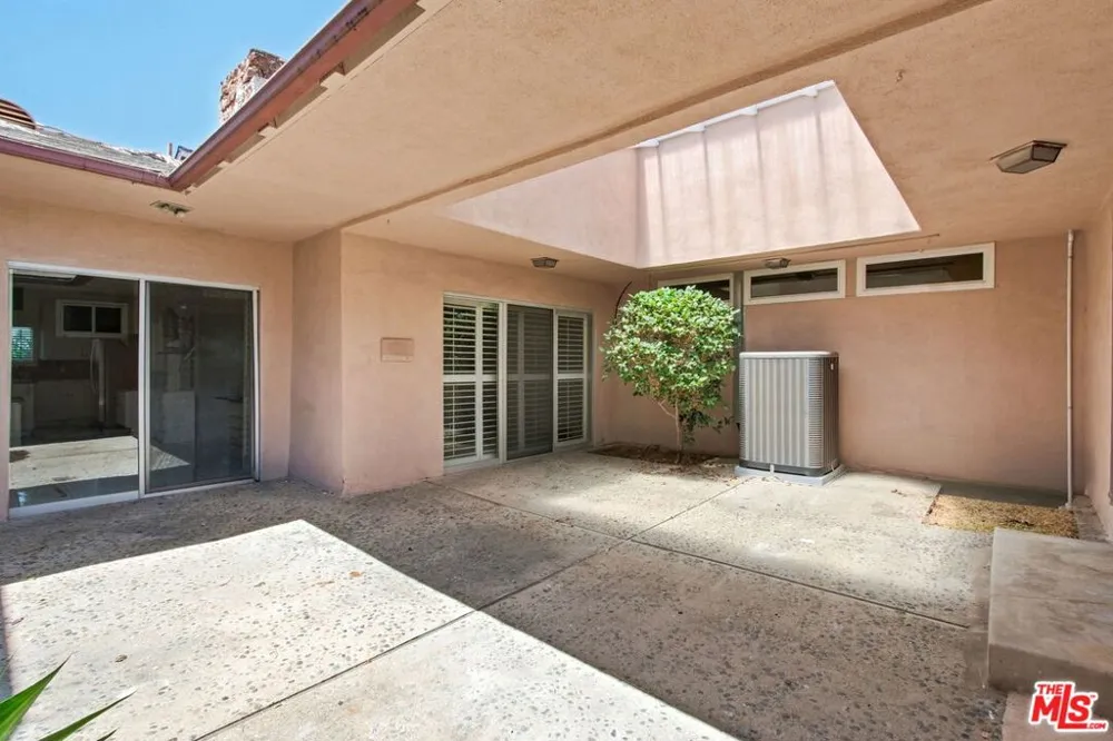 5452 W 57th Street Los Angeles, CA 90056