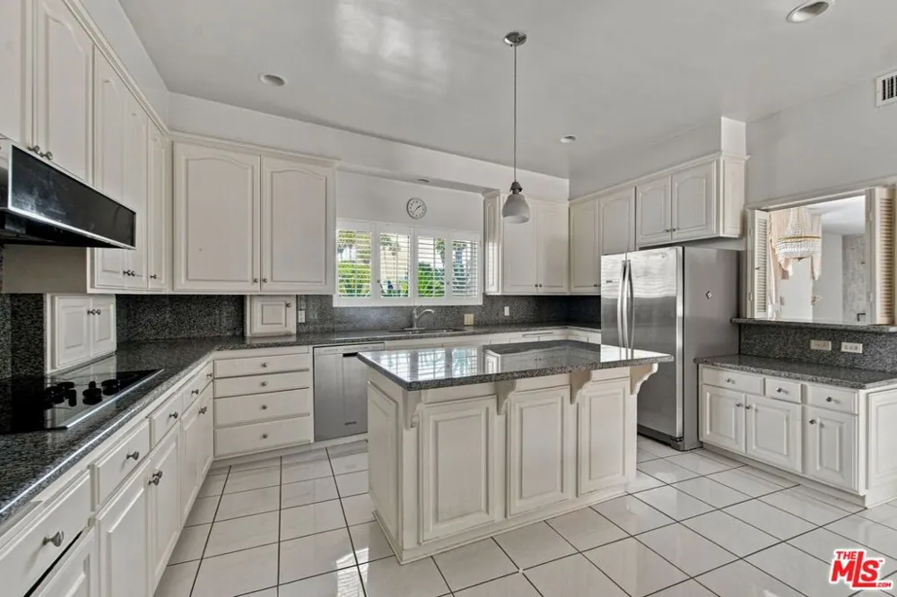 5452 W 57th Street Los Angeles, CA 90056