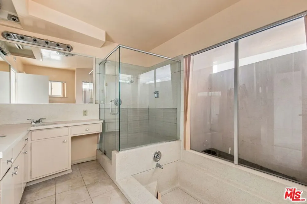 5452 W 57th Street Los Angeles, CA 90056