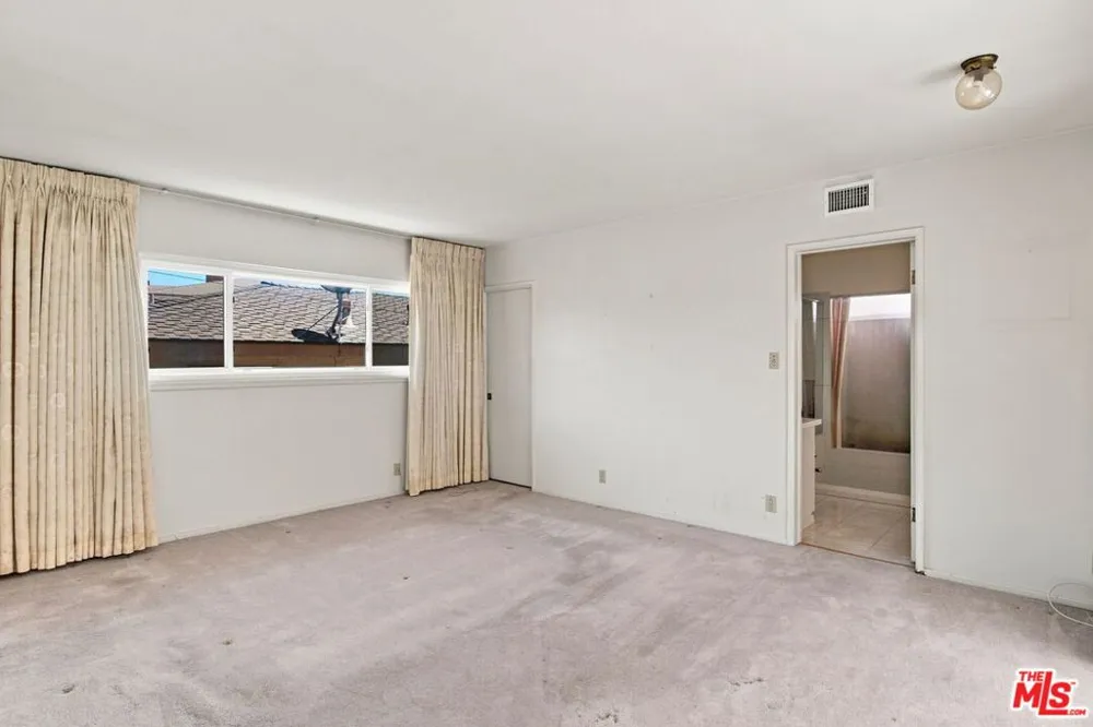5452 W 57th Street Los Angeles, CA 90056