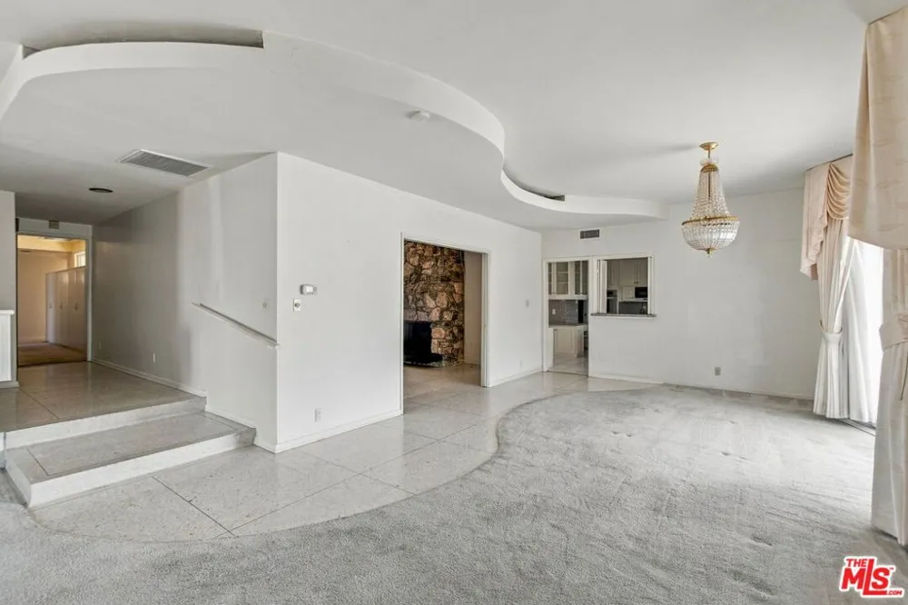 5452 W 57th Street Los Angeles, CA 90056