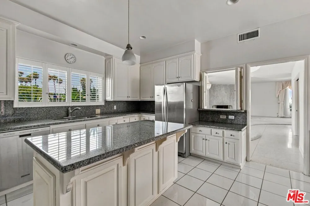 5452 W 57th Street Los Angeles, CA 90056