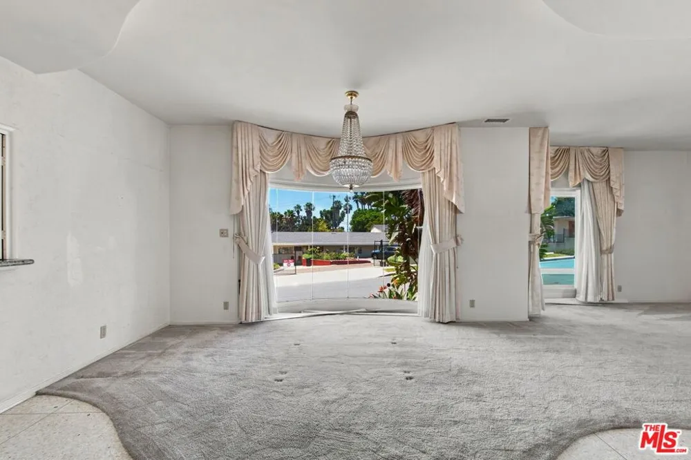 5452 W 57th Street Los Angeles, CA 90056