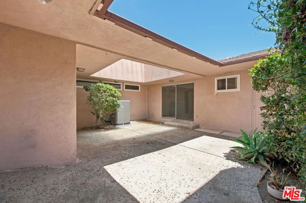5452 W 57th Street Los Angeles, CA 90056