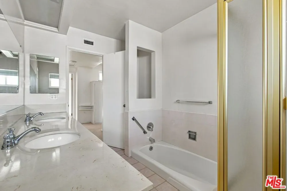 5452 W 57th Street Los Angeles, CA 90056