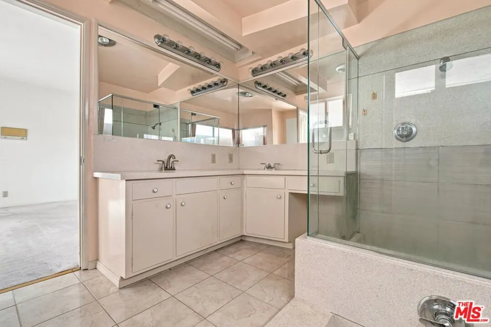 5452 W 57th Street Los Angeles, CA 90056