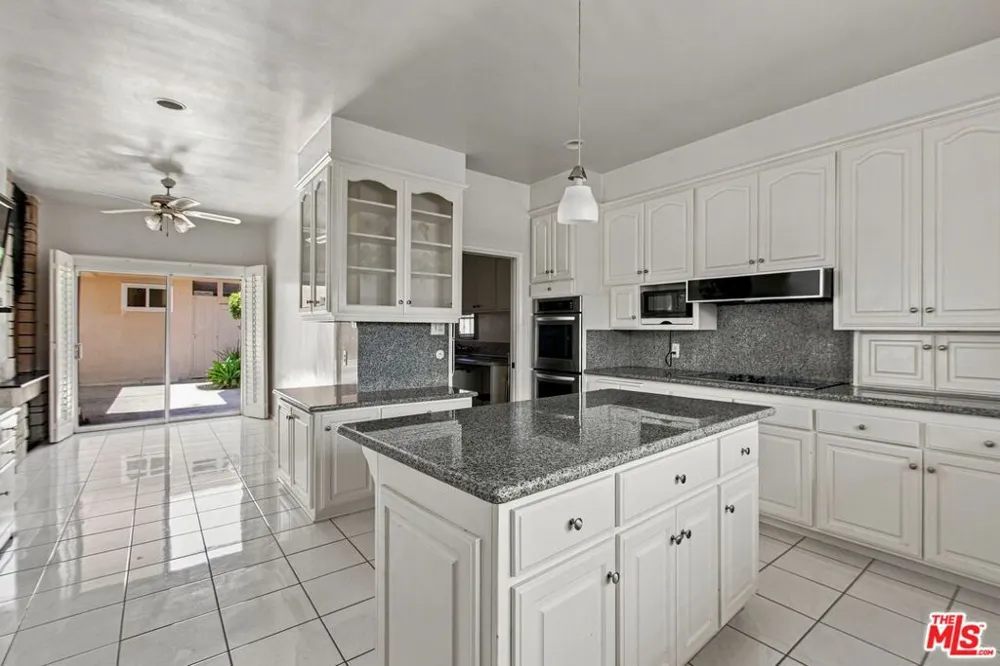 5452 W 57th Street Los Angeles, CA 90056