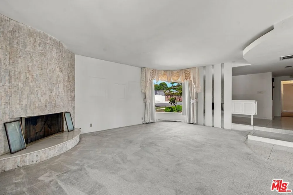 5452 W 57th Street Los Angeles, CA 90056