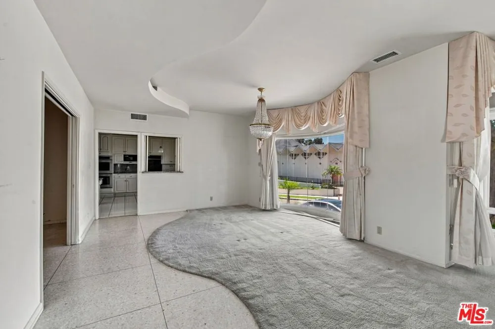 5452 W 57th Street Los Angeles, CA 90056