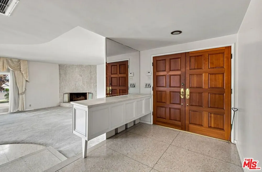 5452 W 57th Street Los Angeles, CA 90056