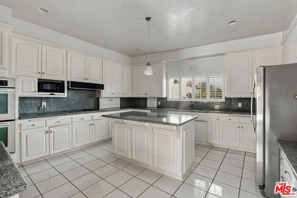 5452 W 57th Street Los Angeles, CA 90056