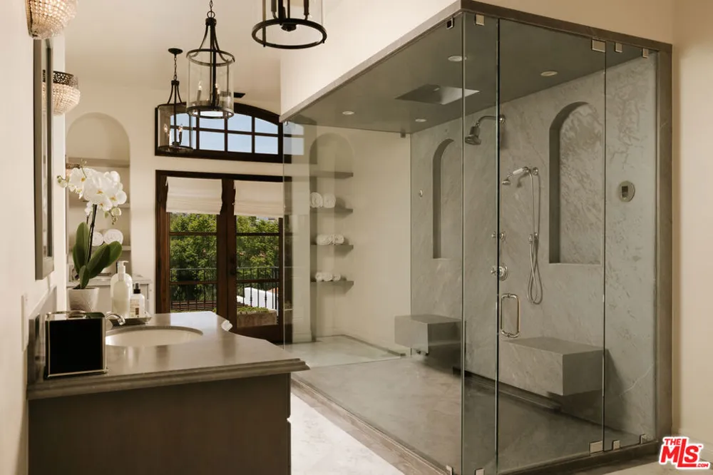 124 Woodburn Drive Los Angeles, CA 90049