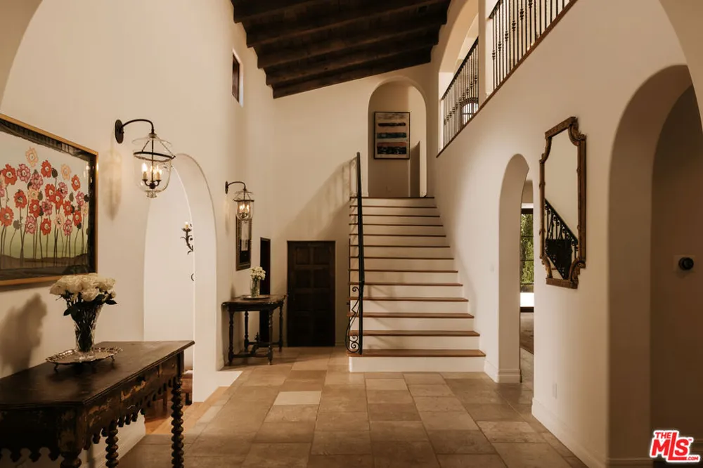 124 Woodburn Drive Los Angeles, CA 90049