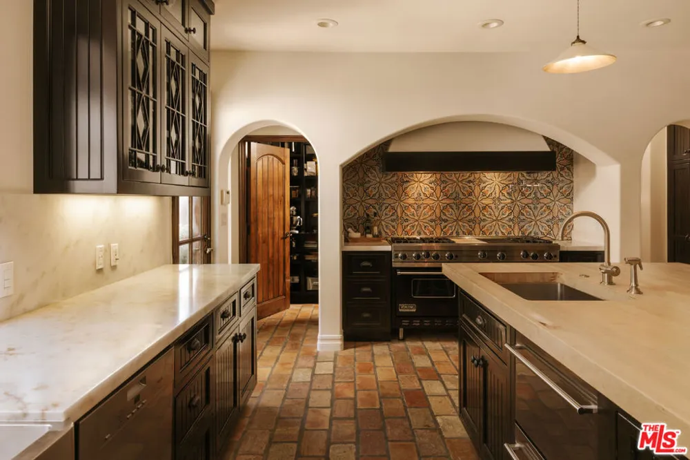 124 Woodburn Drive Los Angeles, CA 90049
