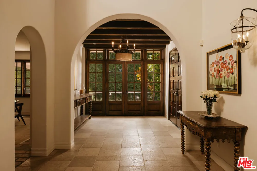 124 Woodburn Drive Los Angeles, CA 90049