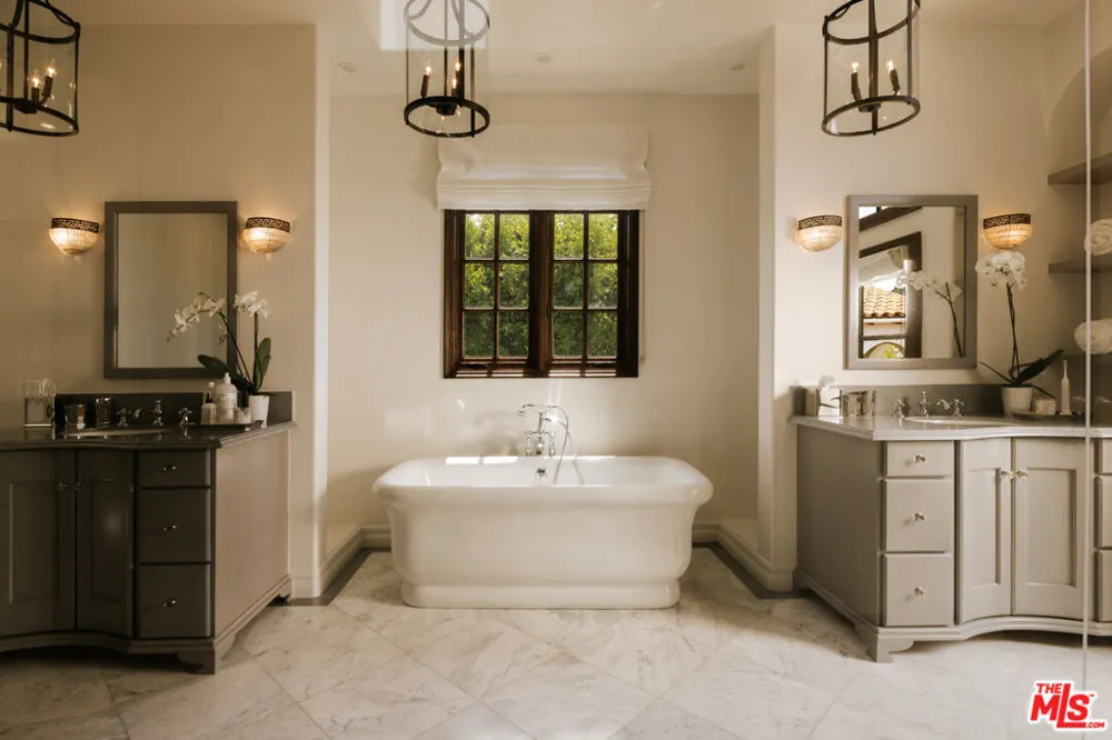 124 Woodburn Drive Los Angeles, CA 90049