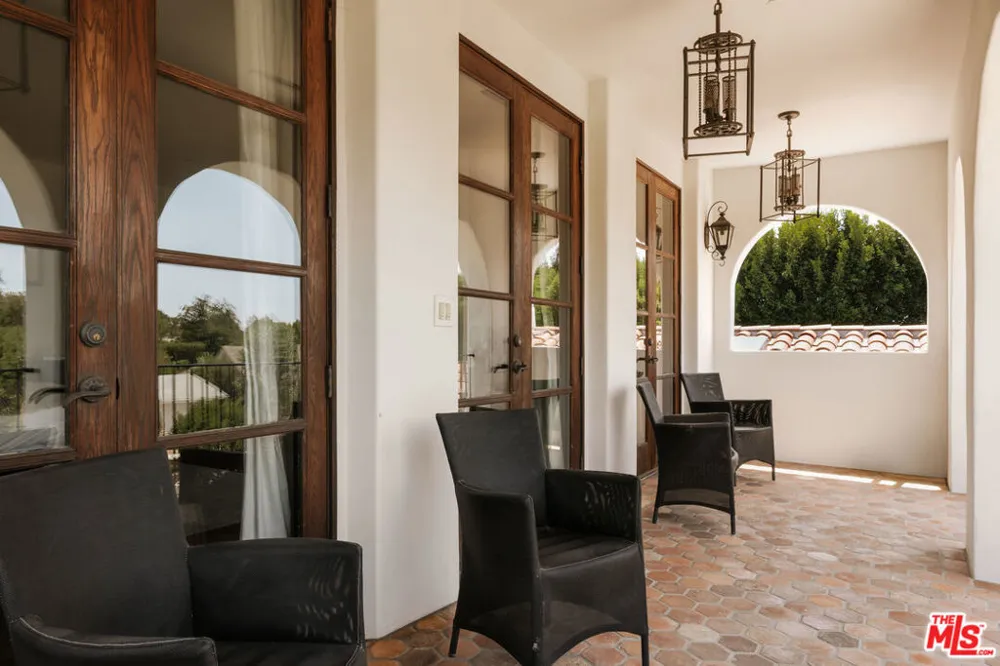 124 Woodburn Drive Los Angeles, CA 90049