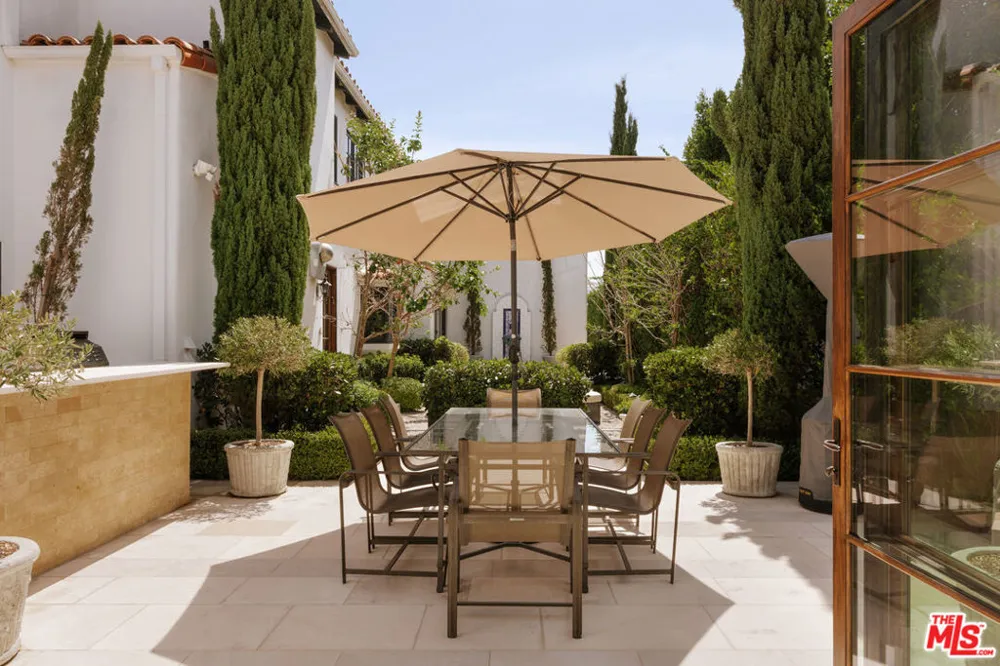 124 Woodburn Drive Los Angeles, CA 90049