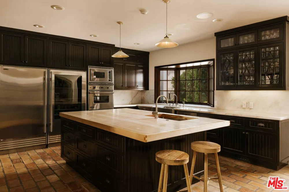 124 Woodburn Drive Los Angeles, CA 90049