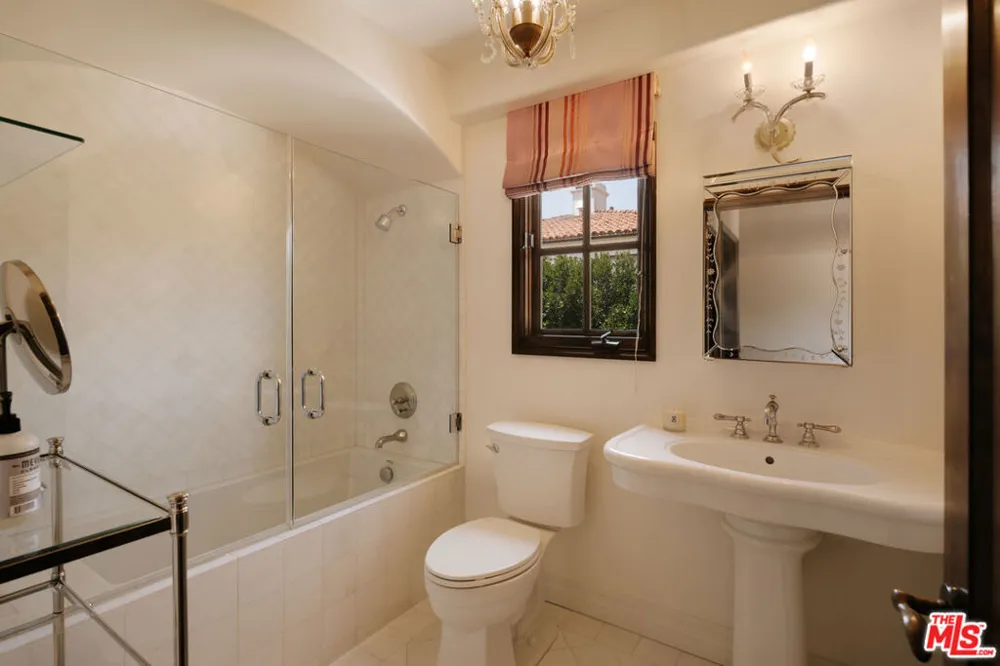 124 Woodburn Drive Los Angeles, CA 90049