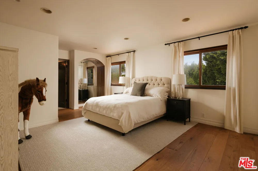 124 Woodburn Drive Los Angeles, CA 90049
