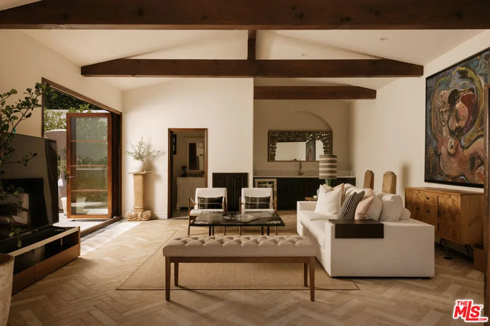 124 Woodburn Drive Los Angeles, CA 90049