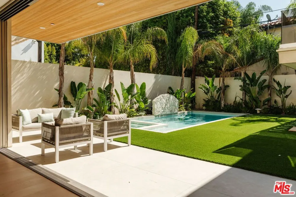800 La Jolla Avenue Los Angeles, CA 90046