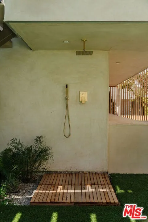 800 La Jolla Avenue Los Angeles, CA 90046