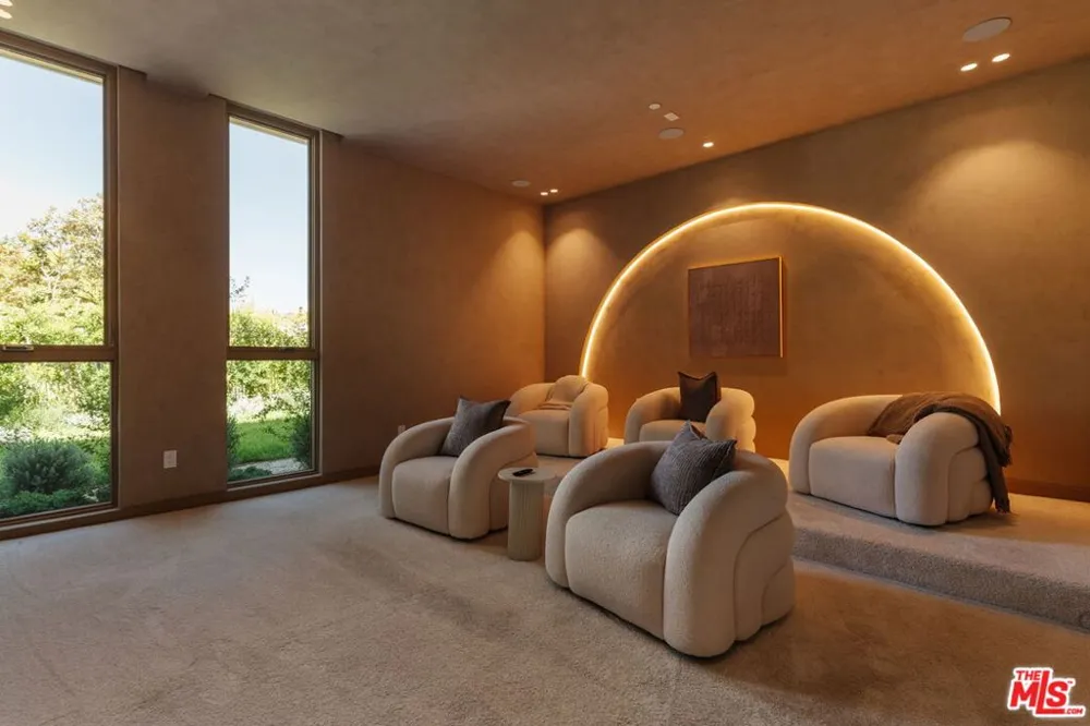 800 La Jolla Avenue Los Angeles, CA 90046