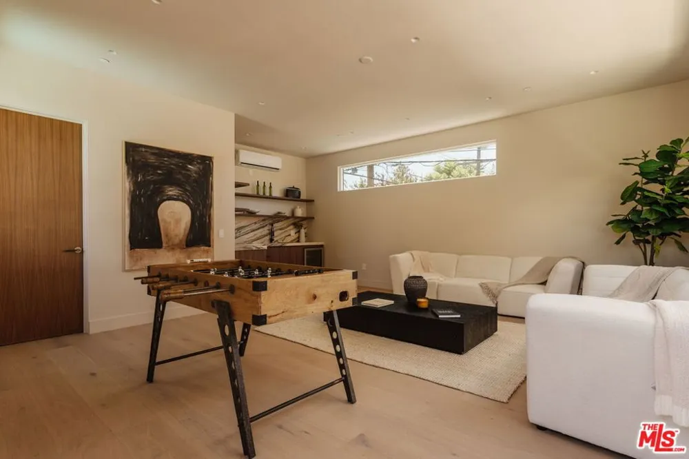 800 La Jolla Avenue Los Angeles, CA 90046