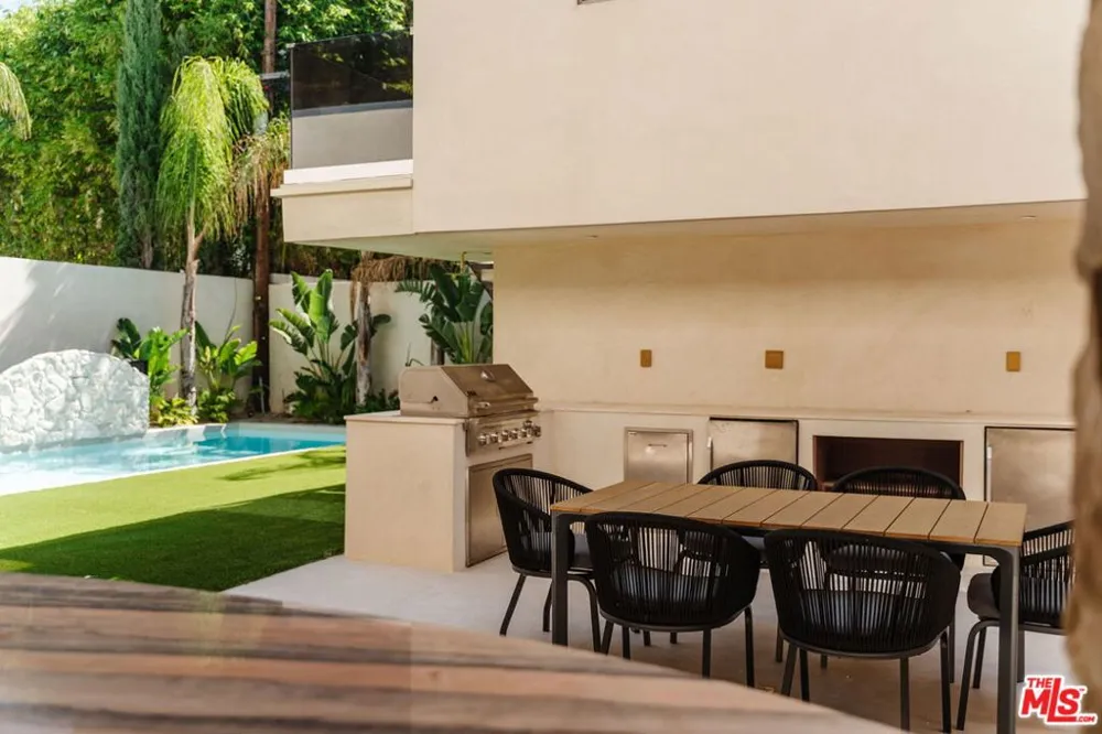 800 La Jolla Avenue Los Angeles, CA 90046