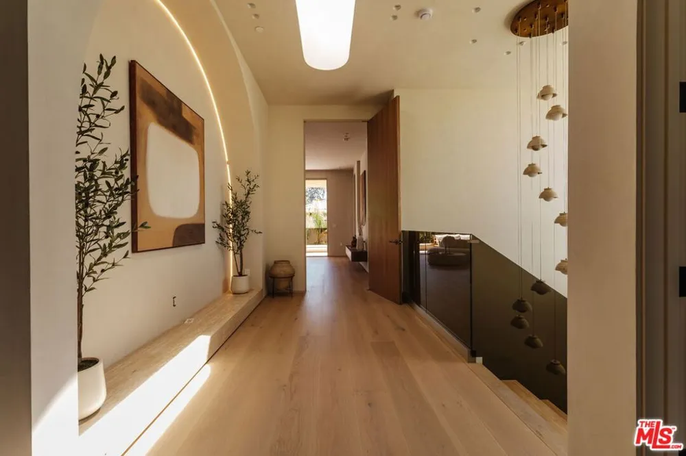 800 La Jolla Avenue Los Angeles, CA 90046