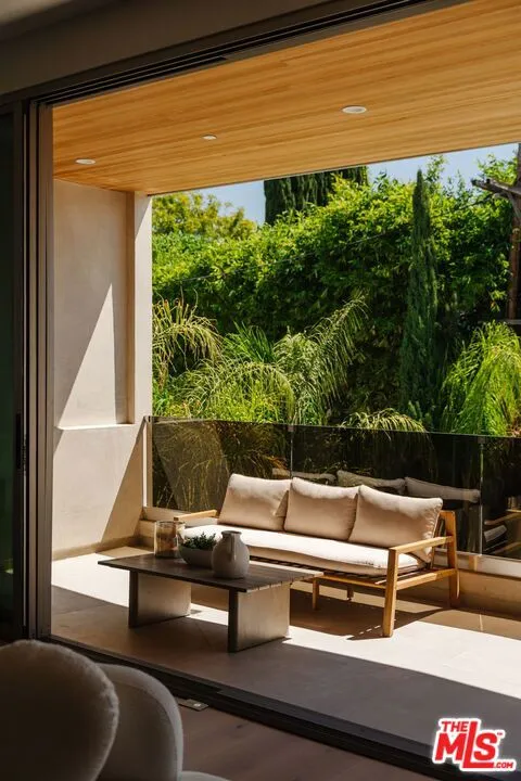 800 La Jolla Avenue Los Angeles, CA 90046