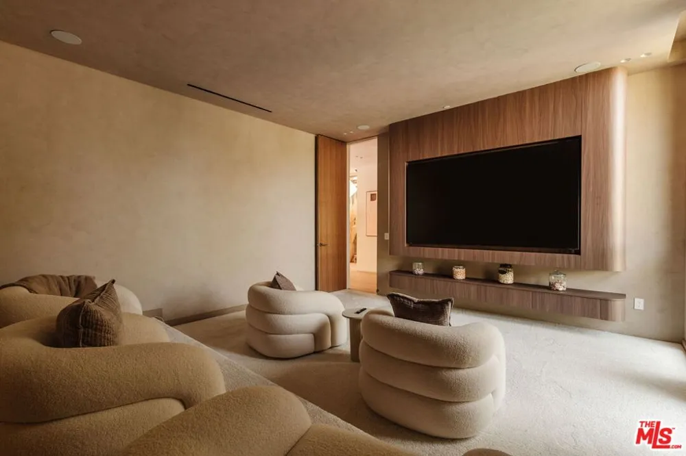 800 La Jolla Avenue Los Angeles, CA 90046