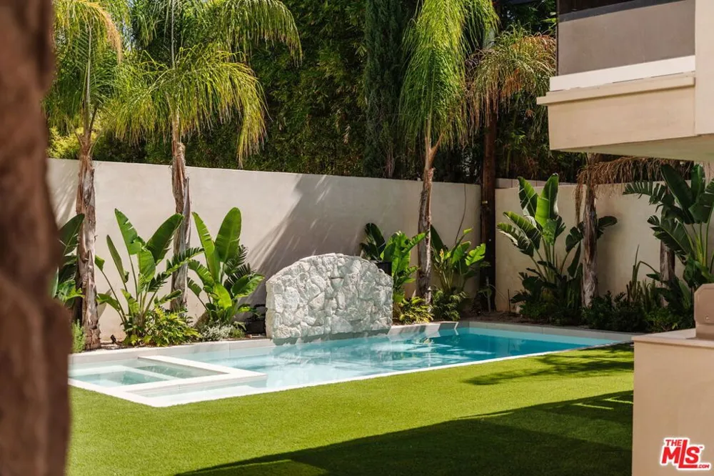 800 La Jolla Avenue Los Angeles, CA 90046