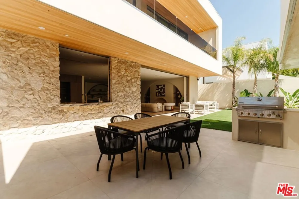 800 La Jolla Avenue Los Angeles, CA 90046