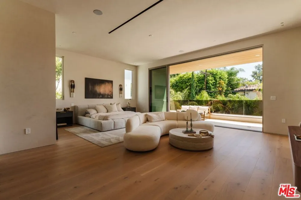 800 La Jolla Avenue Los Angeles, CA 90046