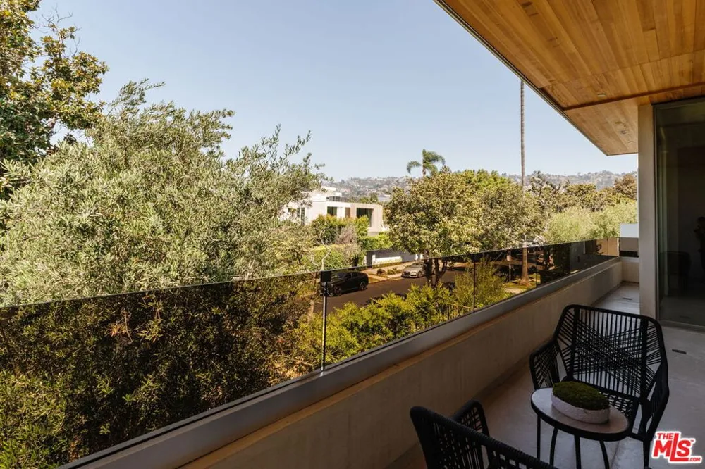 800 La Jolla Avenue Los Angeles, CA 90046
