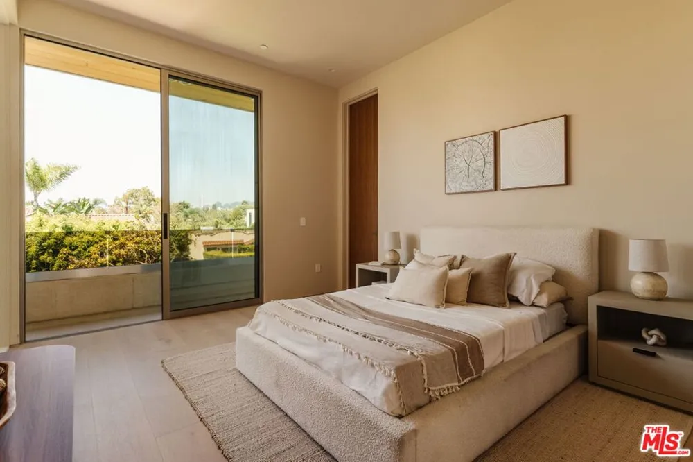 800 La Jolla Avenue Los Angeles, CA 90046