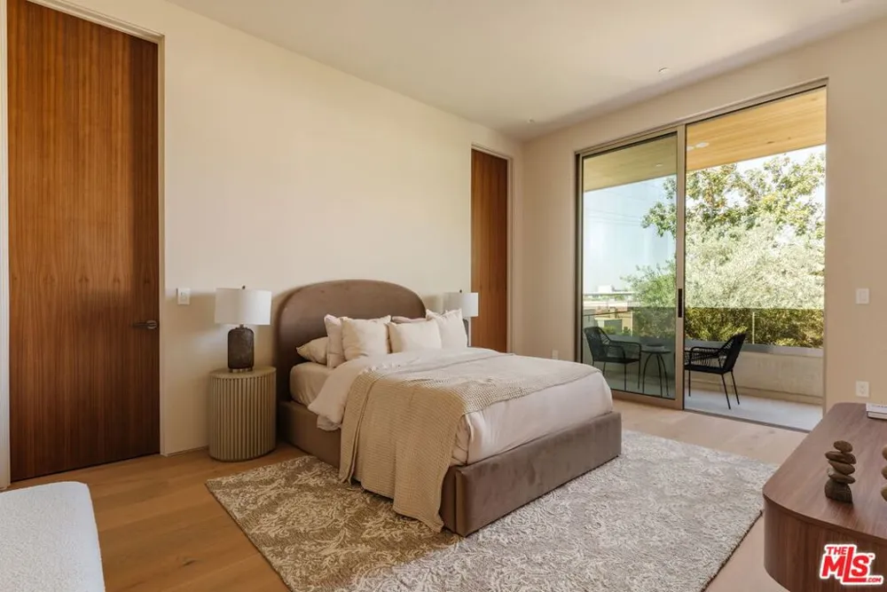 800 La Jolla Avenue Los Angeles, CA 90046