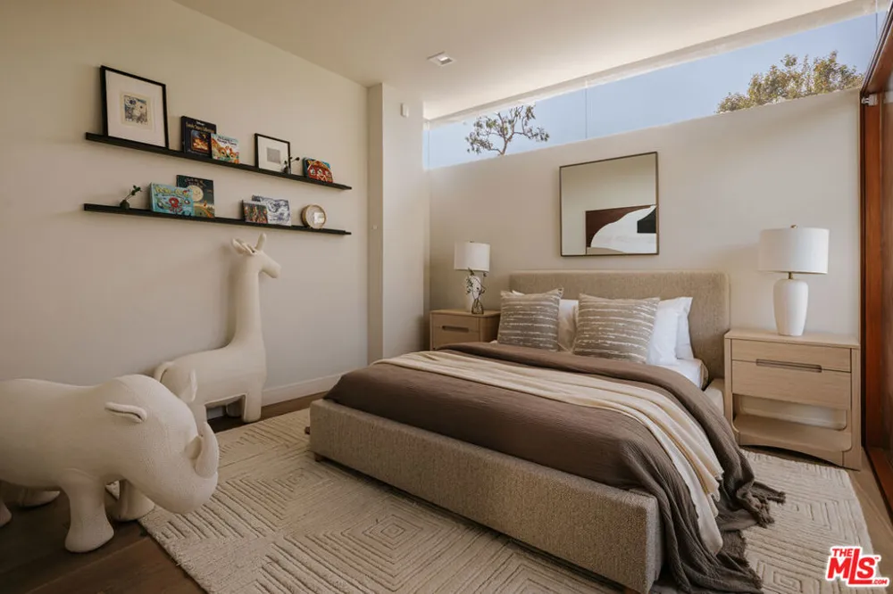 212 S Saltair Avenue Los Angeles, CA 90049