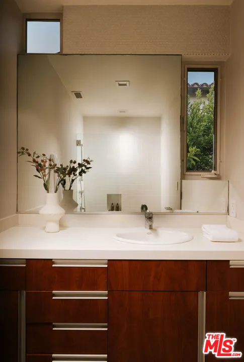 212 S Saltair Avenue Los Angeles, CA 90049
