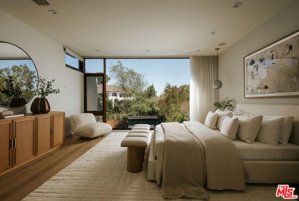 212 S Saltair Avenue Los Angeles, CA 90049